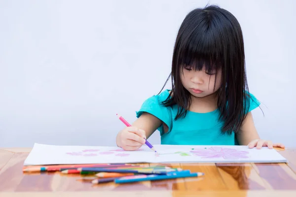 아시아 여자가 그림을 그리고 오른손으로 종이에 그림을 페인트 귀여운 어린이 — 스톡 사진