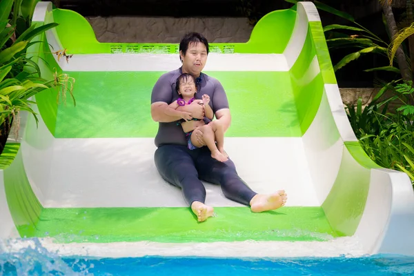 Ayah Membawa Putrinya Kolam Renang Kegiatan Keluarga Slide Hijau Dan — Stok Foto