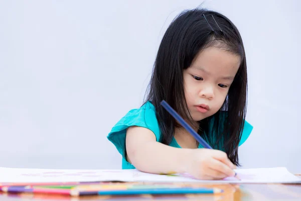 아시아인 숙제하고 아이들은 색깔로 그림을 그립니다 아이들은 예술을 배웁니다 배경에 — 스톡 사진