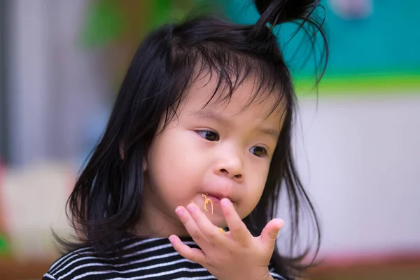 Primer Plano Linda Chica Usando Mano Para Comer Postre Llamado — Foto de Stock