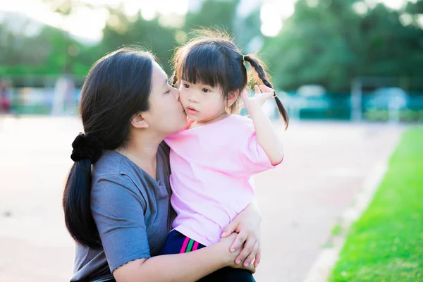 Ibu Memeluk Putrinya Dan Dengan Penuh Kasih Mencium Pipinya Putrinya — Stok Foto