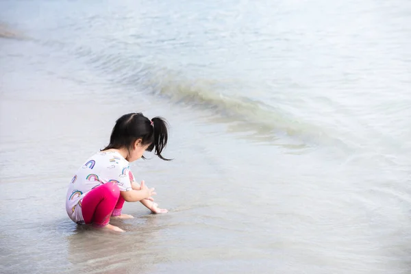 Bambini Asiatici Giocano Mare Bambino Gioca Nella Sabbia Ragazzo Lavato — Foto Stock