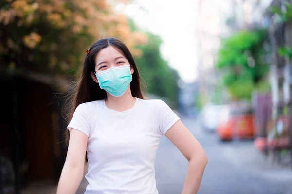 Yeşil Cerrahi Maske Takan Kadın Halka Açık Yollarda Yürüyor Nsanlar — Stok fotoğraf