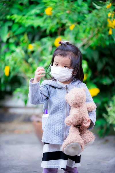 Criança Vestindo Máscara Branca Contém Ursinho Pelúcia Para Aliviar Ansiedade — Fotografia de Stock