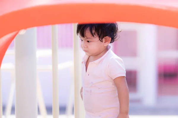 Garotos Bonitos Ativos Brincando Playground Crianças Suam Tempo Quente Criança — Fotografia de Stock