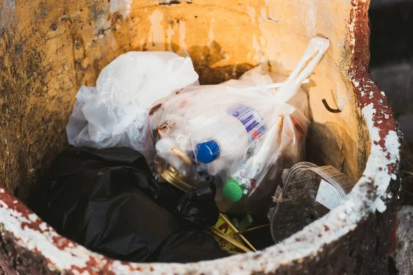 Пластиковые Отходы Пищевые Отходы Мусорных Баках Цемента Классифицируются Мусор Прежде — стоковое фото