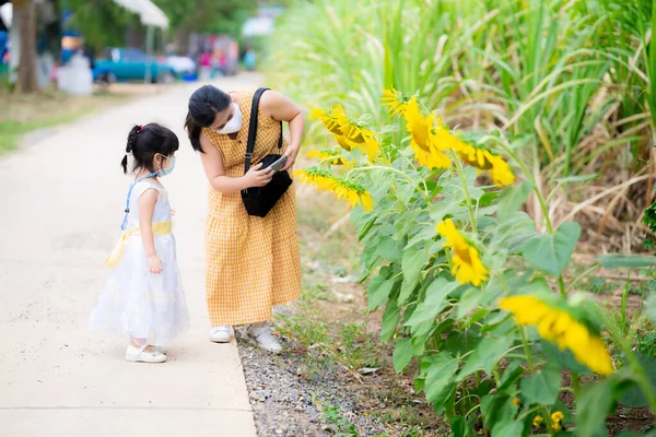 Anya Lánya Sétálnak Hogy Megcsodálják Virágokat Fényképezőgéppel Fényképeznek Mobilról Mindketten — Stock Fotó