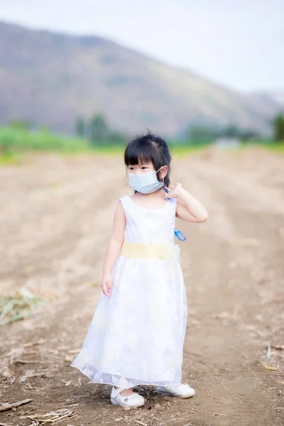 Κορίτσι Που Φοράει Ιατρικές Μάσκες Προσώπου Για Την Πρόληψη Της — Φωτογραφία Αρχείου