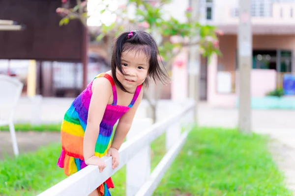 Chica Asiática Con Vestido Color Arco Iris Está Subiendo Cerca — Foto de Stock