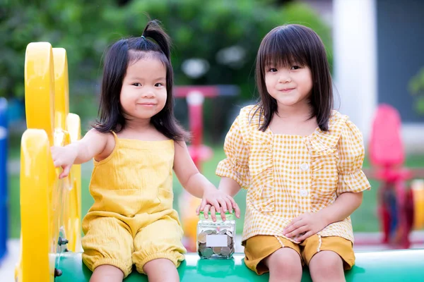 Дві Милі Дівчата Тримають Руки Банці Щоб Заощадити Гроші Щоб — стокове фото