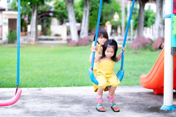 Dua Adik Asia Yang Lucu Bermain Blue Swinging Kakak Tertua — Stok Foto
