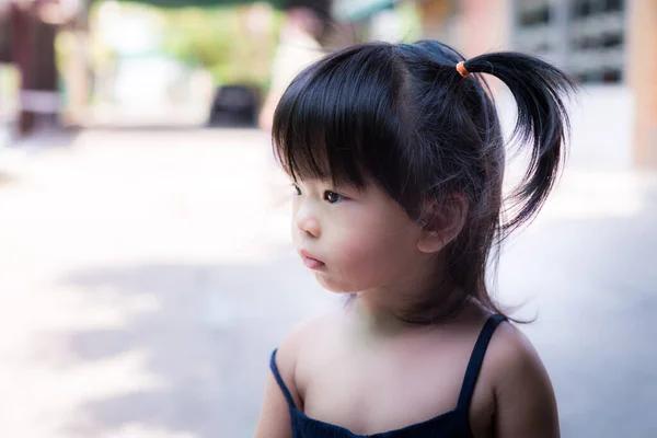 かわいいアジアの子供の女の子の肖像画は 動物園や公園で明るい光の晴れた日に黒いシングルを着用してください 夏か春に屋外で遊ぶ子供 3歳の赤ちゃん 正の子の概念 — ストック写真