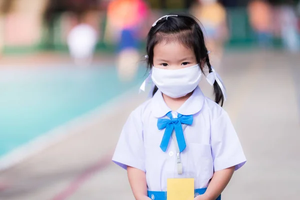 Μια Φοιτήτρια Άσπρη Μάσκα Πάει Σχολείο Ασιάτισσα Φοράει Μάσκα Για — Φωτογραφία Αρχείου