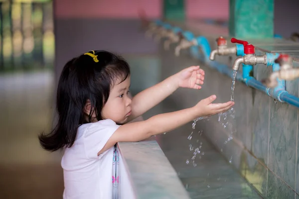 Ασιατικό Κοριτσάκι Που Πλένει Χέρια Της — Φωτογραφία Αρχείου