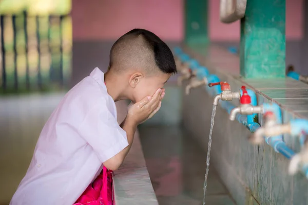 Przystojniak Używa Rąk Czyszczenia Wody Kranów Mycia Twarzy Bieganiu Gorącym — Zdjęcie stockowe