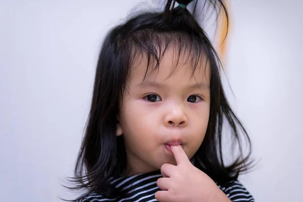 Närbild Bedårande Asiatisk Unge Flicka Suger Ett Finger Som Kan — Stockfoto