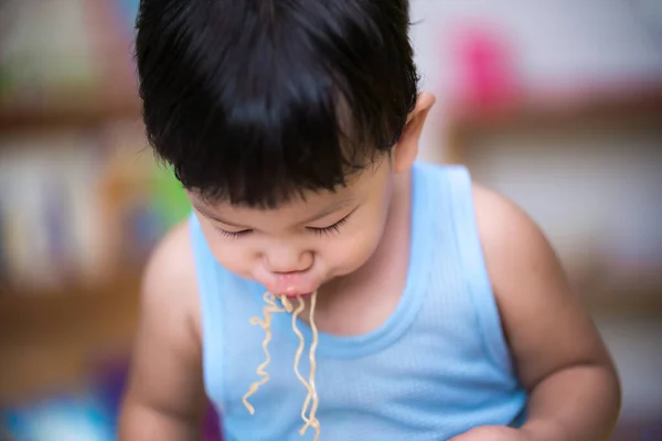 Yakışıklı Küçük Çocuklar Ağızlarına Hazır Erişte Emiyorlar Asyalı Çocuk Mavi — Stok fotoğraf