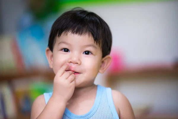 Närbild Asiatisk Pojke Använder Handen För Att Äta Mat Munnen — Stockfoto