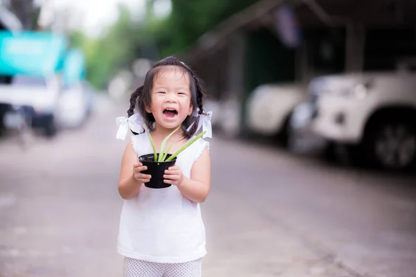 Senyum Manis Gadis Kecil Asia Yang Manis Anak Anak Berdiri — Stok Foto