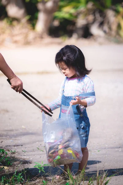 Gadis Kecil Asia Membantu Mengumpulkan Sampah Dia Membawa Tas Besar — Stok Foto