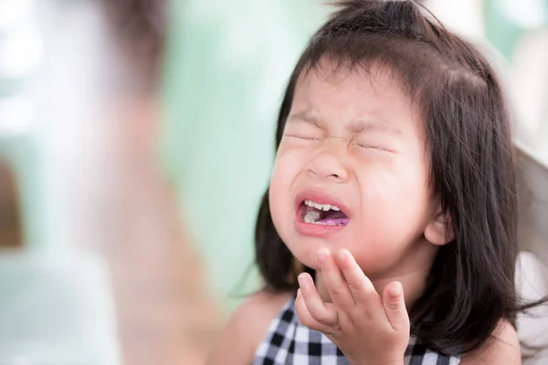 One Little Cute Asian Child Girl Suffers Sores Oral Tissue — Stock Photo, Image