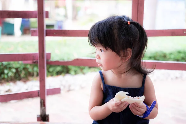 Πορτρέτο Εικόνα Του Μωρού Ετών Πεινασμένη Ασιάτισσα Χρησιμοποιεί Χέρι Της — Φωτογραφία Αρχείου