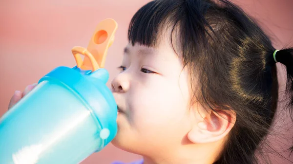 Susamış Kızın Temiz Içmesine Yakın Durun Mavi Bir Şişe Tutan — Stok fotoğraf