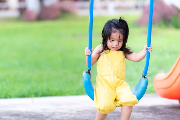 Menina Bonito Anos Idade Usando Vestido Amarelo Criança Está Jogando — Fotografia de Stock