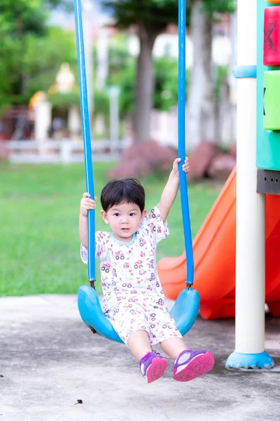 Aktív Ázsiai Kisfiú Játszik Kék Hintán Gyerekek Reggel Játszótéren Játszanak — Stock Fotó