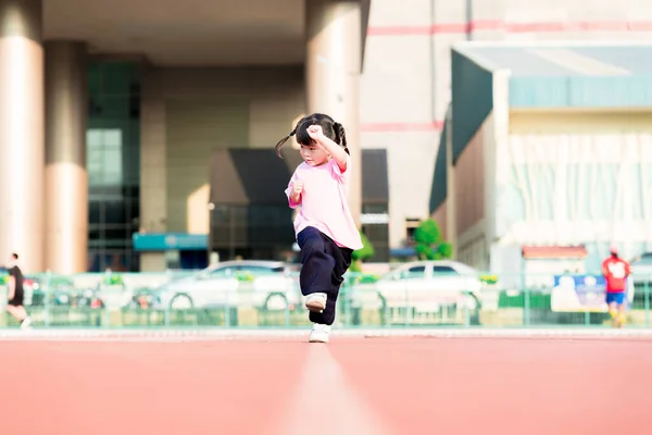 Gadis Kecil Asia Yang Bahagia Bermain Dan Berlari Lurus Garis — Stok Foto