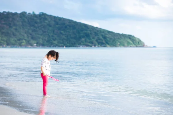 Menina Bonito Ficar Assistiu Água Mar Salpicando Seus Pés Praia — Fotografia de Stock
