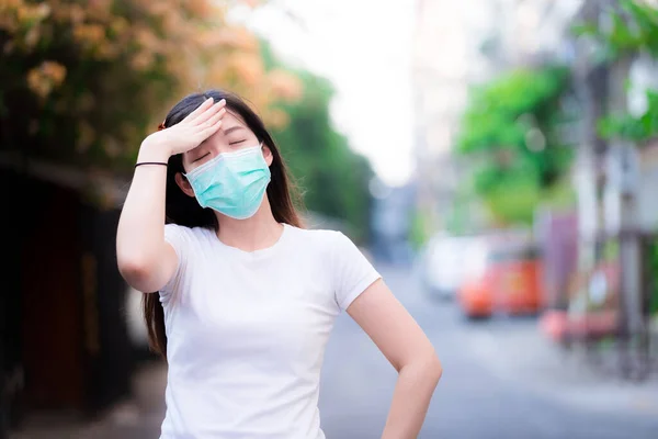 Γυναίκα Φορώντας Πράσινη Μάσκα Δείχνει Ζάλη Από Τοξική Ατμοσφαιρική Ρύπανση — Φωτογραφία Αρχείου