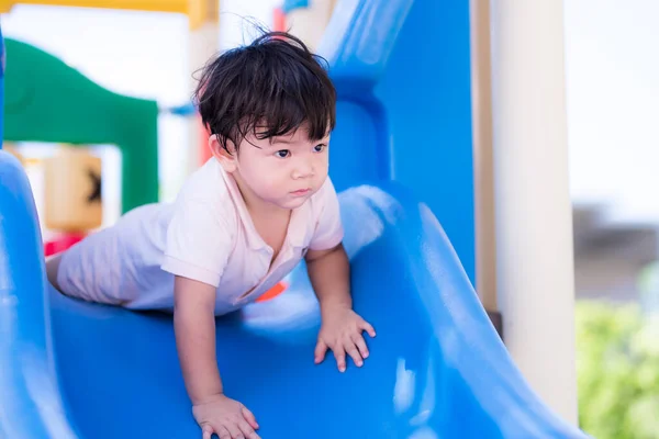 Anak Laki Laki Kecil Memainkan Slide Taman Bermain Anak Berkeringat — Stok Foto