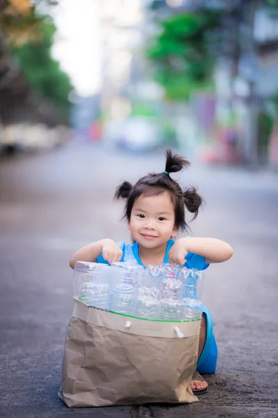 Portré Ázsiai Gyermek Tanulás Külön Törmelék Műanyag Palack Csökkentése Érdekében — Stock Fotó