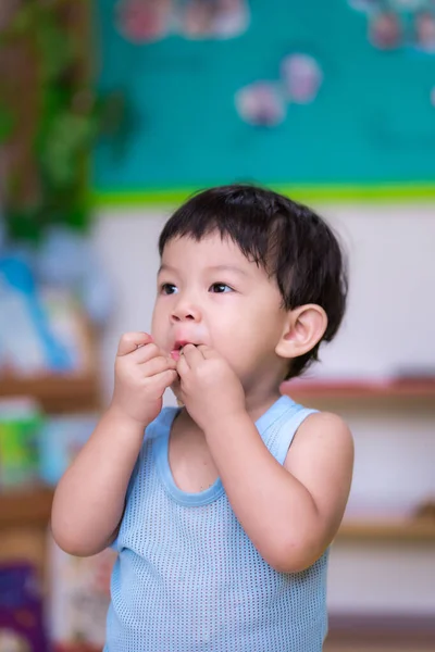 健康と清潔な手の概念 口の中で食品麺を供給彼の手を使用して赤ちゃんの少年の肖像画 お腹が空いた 曇りの日 2歳の可愛い子 — ストック写真