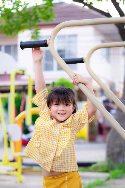 Potret Vertikal Gadis Kecil Yang Cantik Sedang Berolahraga Anak Anak — Stok Foto
