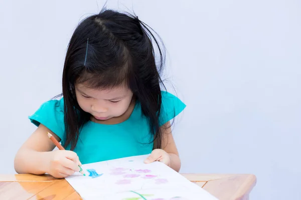 아시아 여학생이 크레용으로 나무를 색칠하고 미술을 귀여운 아이들은 집에서 배운다 — 스톡 사진
