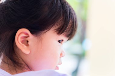 Küçük kızın yakından görünüşü sıcak, yanakları terli. Sıcak yaz havası olan küçük çocukların sağlığı kavramı. 3-4 yaşlarında tatlı bir çocuk..