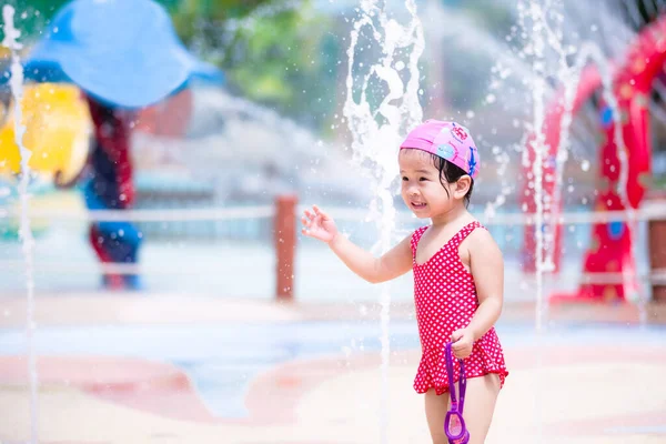 Miúdo Feliz Brincar Fonte Água Parque Aquático Crianças Brincam Com — Fotografia de Stock