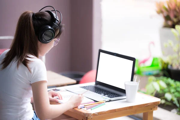 Kobiety Uczą Się Online Domu Laptop Makietą Ludzie Czarnych Słuchawkach — Zdjęcie stockowe