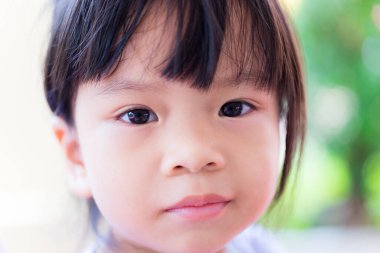 Güzel bir Asyalı kızın yüzüne yakın çekim. Mutlu çocuk. Sağlıklı cilt. 3-4 yaşlarındaki çocuklar..