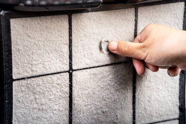 - Yakın çekim. Hava temizleme filtresi PM2.5 tozu yakalar. Filtreyi takip eden bir sürü toz temizlenecek. İnsan eli filtredeki tozu kazıyor..