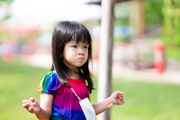 아이들의 개념에 여자가 마스크를 귀여운아이 아시아 아이들은 나거나 기분나쁜 표정을 — 스톡 사진