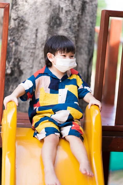 Porträt Eines Jährigen Kindes Das Eine Weiße Medizinische Gesichtsmaske Trägt — Stockfoto