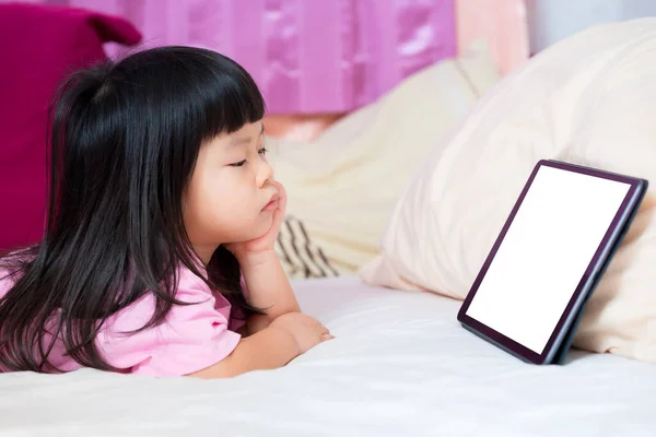 Gadis Asia Berbaring Dagunya Menonton Video Game Tablet Anak Manis — Stok Foto