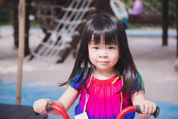 Closeup Bonito Menina Asiática Andar Bicicleta Vermelha Brincadeira Criança Parque — Fotografia de Stock