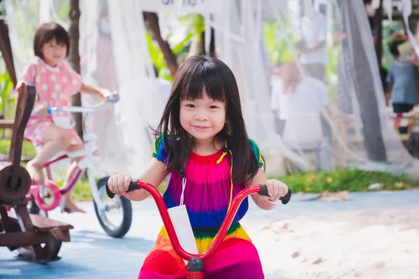 Crianças Andam Bicicleta Parque Infantil Bonito Asiático Criança Doce Sorriso — Fotografia de Stock