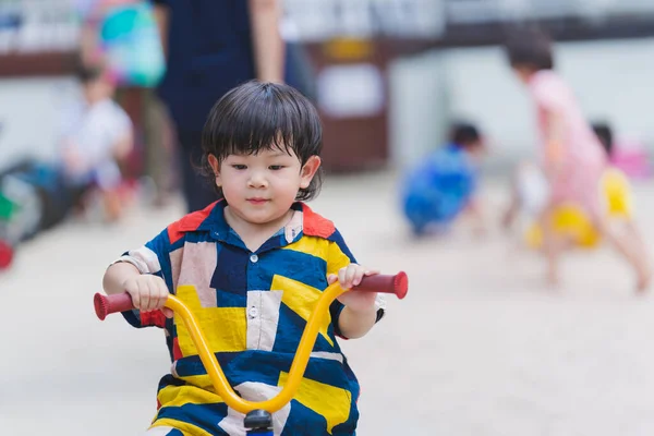 Asiatisk Pojke Röd Cykel Lekplats Baby Svettas Ett Fullt Ansikte — Stockfoto