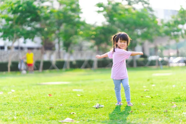 Gadis Asia Yang Lucu Sedang Berolahraga Anak Berdiri Dan Menyebar — Stok Foto