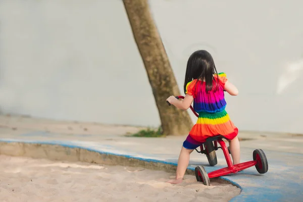 Belakang Melihat Gadis Naik Sepeda Roda Tiga Jalan Anak Anak — Stok Foto